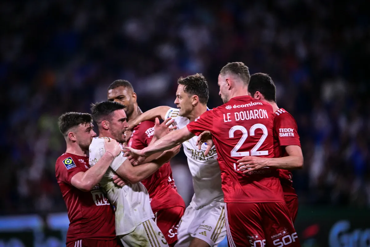 ‘Es la historia de la Ligue 1, los grandes equipos deben ser los mejores’ – Brest reacciona furioso a la tarjeta roja de Pierre Lees-Melou

 ZPMODE MAGAZINE