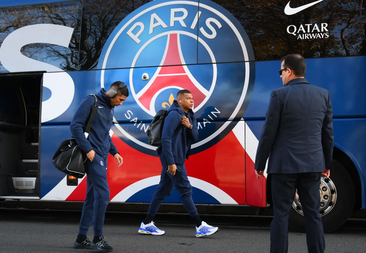 El autobús del equipo del PSG deja atrás a Kylian Mbappé

 ZPMODE MAGAZINE